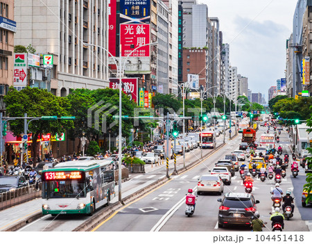 台北 帰宅時間の民權西路 ※一部ソフトフォーカス 台北 帰宅時間の民權西路 ※一部ソフトフォーカス 104451418