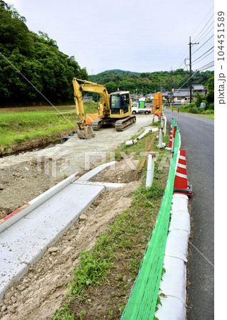 水害で崩れた河川の法面修復工事 104451589