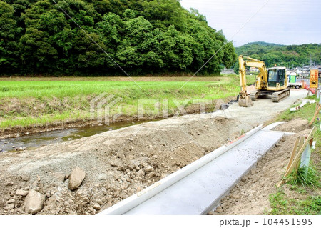 水害で崩れた河川の法面修復工事 104451595