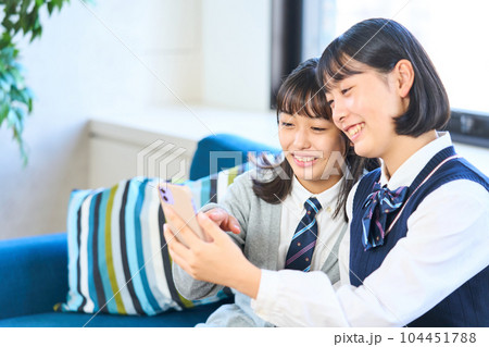 私服の若い女性　リビング　スマホ 104451788