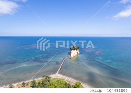 ドローン|能登の観光名所の見附島(別名軍艦島)と青空|2023年6月撮影(地震崩落後)|石川県珠洲市 ドローン|能登の観光名所の見附島(別名軍艦島)と青空|2023年6月撮影(地震崩落後)|石川県珠洲市 104451892