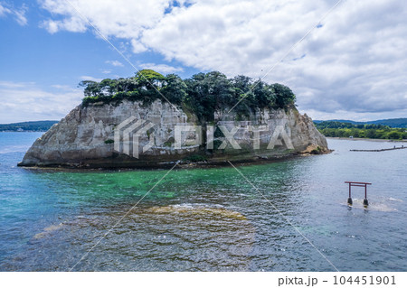 ドローン|能登の観光名所の見附島(別名軍艦島)と青空|2023年6月撮影(地震崩落後)|石川県珠洲市 ドローン|能登の観光名所の見附島(別名軍艦島)と青空|2023年6月撮影(地震崩落後)|石川県珠洲市 104451901
