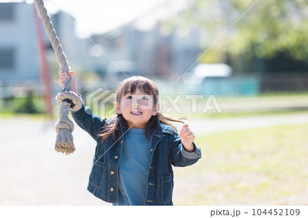 公園で遊ぶ女の子 公園で遊ぶ女の子 104452109