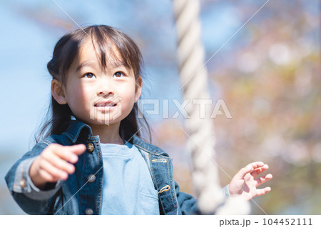 公園で遊ぶ女の子 公園で遊ぶ女の子 104452111