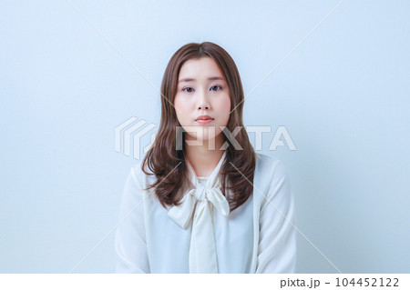 白いブラウス姿の若い女性 白いブラウス姿の若い女性 104452122