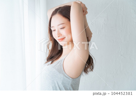 女性　ビューティー　朝 104452381