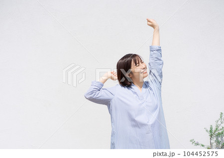 深呼吸をする女性のポートレート 深呼吸をする女性のポートレート 104452575