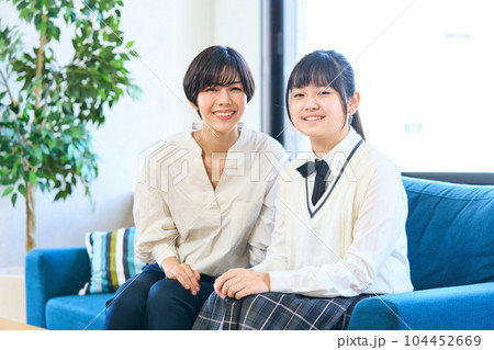 女子中学生　若い母親　記念写真 104452669