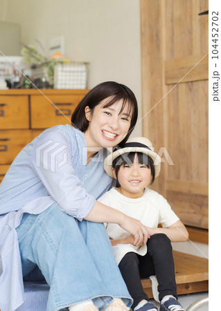 玄関に座る親子の写真 104452702