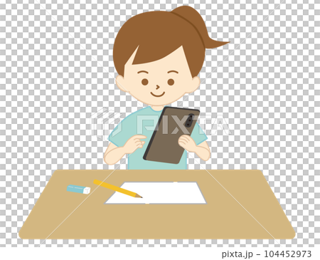 女孩在平板電腦上抬頭學習 女孩在平板電腦上抬頭學習 104452973