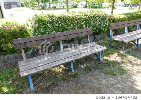 公園の木陰にあるベンチ 公園の木陰にあるベンチ 104454782
