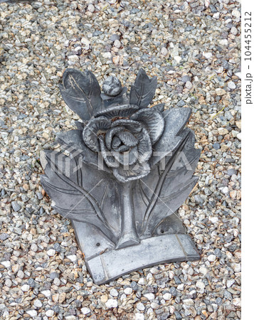 久昌寺本堂取り壊し後の飾り瓦 104455212