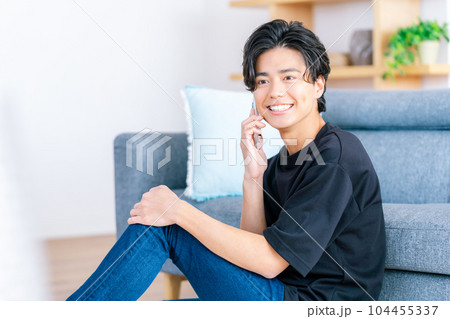 スマホを操作する若い男性 104455337