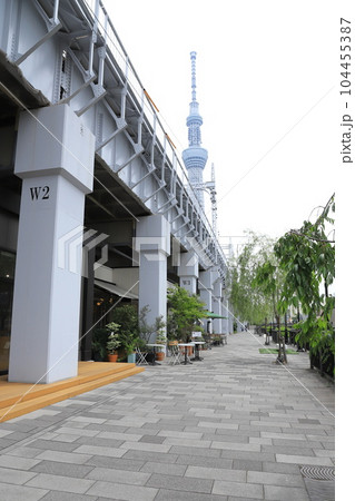 東京スカイツリーと北十間川沿いの東京ミズマチ 東京スカイツリーと北十間川沿いの東京ミズマチ 104455387