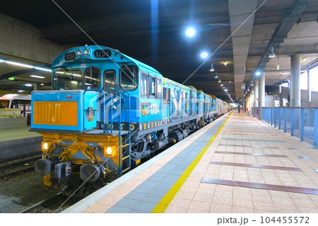 ケアンズを出発し、バロン渓谷湿潤地帯を走るキュランダ鉄道 104455572