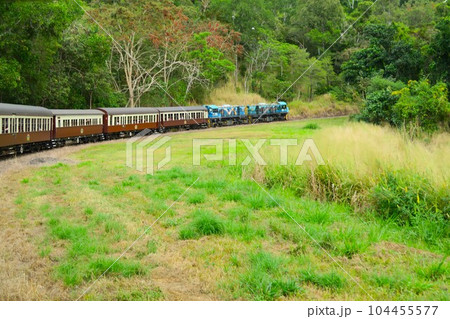 ケアンズを出発し、バロン渓谷湿潤地帯を走るキュランダ鉄道 ケアンズを出発し、バロン渓谷湿潤地帯を走るキュランダ鉄道 104455577