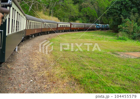 ケアンズを出発し、バロン渓谷湿潤地帯を走るキュランダ鉄道 ケアンズを出発し、バロン渓谷湿潤地帯を走るキュランダ鉄道 104455579