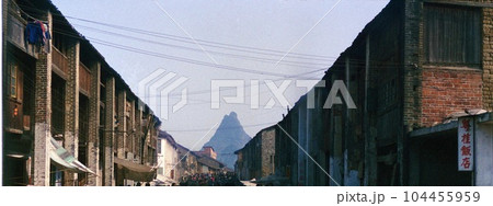 中国　1989年の風景　悟州から桂林へ向かう途中の街並み　フィルムスキャン 104455959