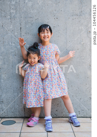 仲の良い姉妹 仲の良い姉妹 104456126