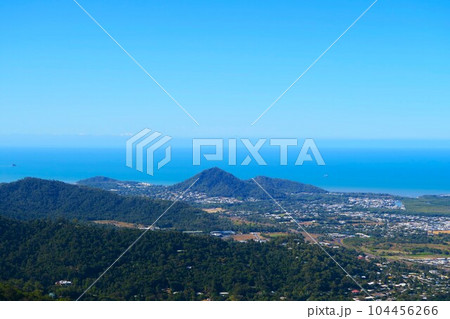 キュランダ高原スカイレールから見たケアンズの海 104456266