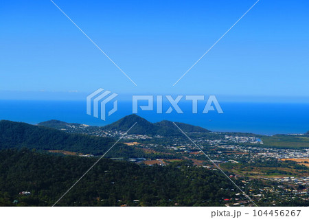 キュランダ高原スカイレールから見たケアンズの海 104456267