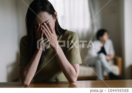 夫婦喧嘩・仲の悪い男女の写真素材 [104456588] - PIXTA