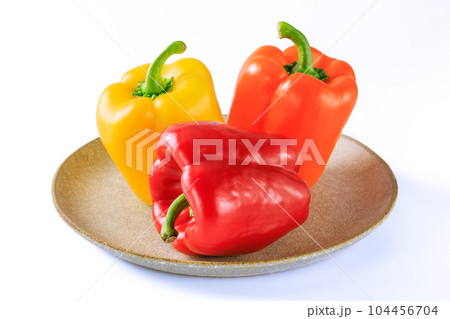 皿に盛られた三色のパプリカ 104456704