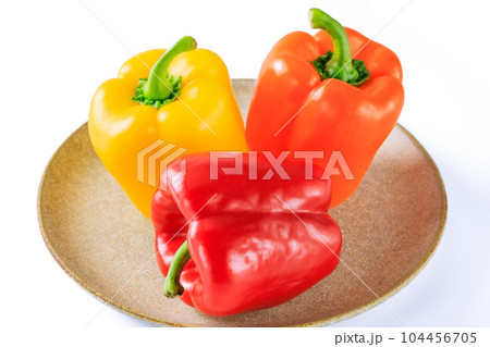 皿に盛られた三色のパプリカ 104456705