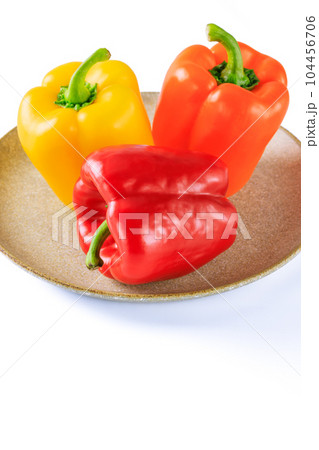 皿に盛られた三色のパプリカ 104456706
