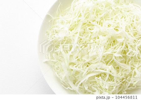 器に盛り付けられたキャベツの千切り 104456811