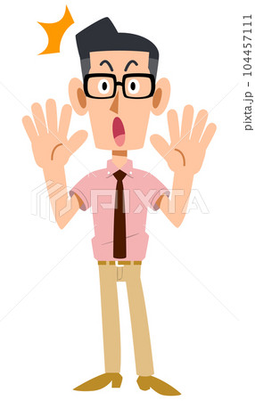 驚く、眼鏡をかけた半袖シャツにネクタイ姿の男性 104457111