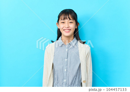 女子中学生のポートレート 104457133