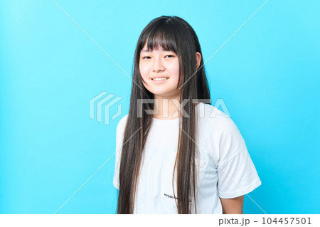 女子中学生のポートレート 104457501