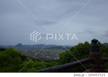 香川県の金刀比羅宮にある展望台から見た景色 香川県の金刀比羅宮にある展望台から見た景色 104457525