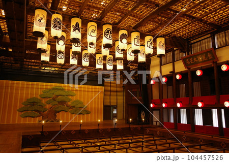 香川県琴平にある旧金毘羅大芝居金丸座の場内の様子 104457526