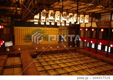 香川県琴平にある旧金毘羅大芝居金丸座の場内の様子 香川県琴平にある旧金毘羅大芝居金丸座の場内の様子 104457528