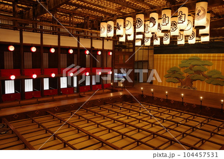 香川県琴平にある旧金毘羅大芝居金丸座の場内の様子 104457531