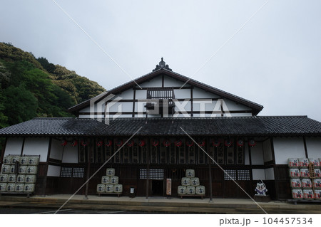 香川県琴平にある旧金毘羅大芝居金丸座の外観 104457534