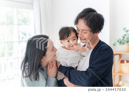 家で過ごす笑顔の3人家族(ファミリー・育児・子育て・赤ちゃん) 家で過ごす笑顔の3人家族(ファミリー・育児・子育て・赤ちゃん) 104457830