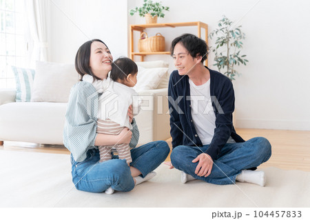 家で過ごす笑顔の3人家族（ファミリー・育児・子育て・赤ちゃん） 104457833