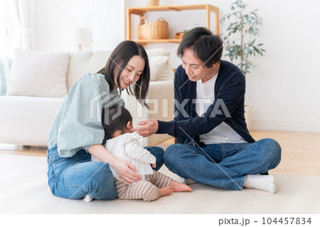 家で過ごす笑顔の3人家族(ファミリー・育児・子育て・赤ちゃん) 家で過ごす笑顔の3人家族(ファミリー・育児・子育て・赤ちゃん) 104457834