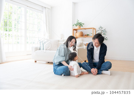 家で過ごす笑顔の3人家族(ファミリー・育児・子育て・赤ちゃん) 家で過ごす笑顔の3人家族(ファミリー・育児・子育て・赤ちゃん) 104457835
