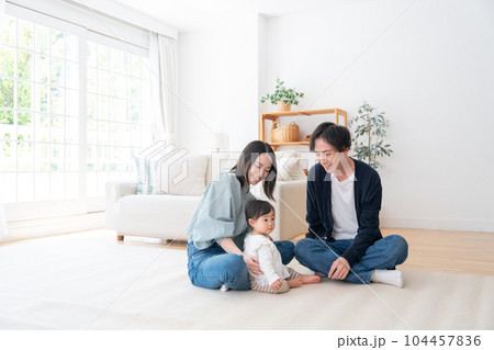 家で過ごす笑顔の3人家族（ファミリー・育児・子育て・赤ちゃん） 104457836