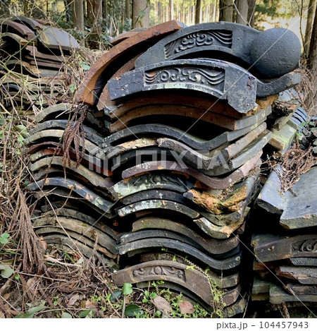 古い瓦 古い瓦 104457943
