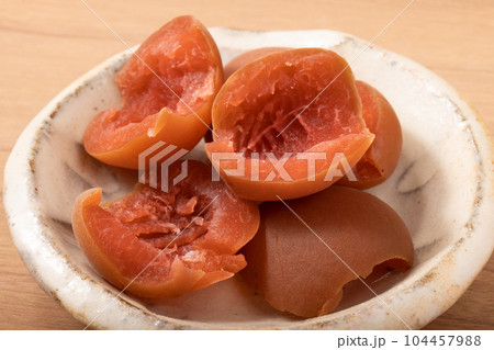 カリカリ梅 104457988