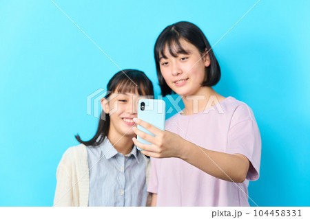 女子中学生のポートレート 104458331