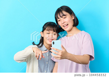 女子中学生のポートレート 104458332