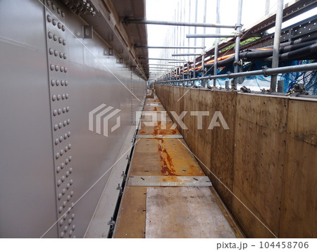 橋梁の塗替え工事で上塗りを塗装した後 104458706