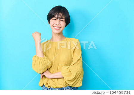 若い女性のポートレート 104459731