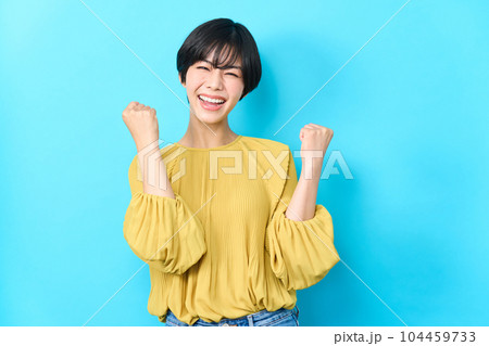 若い女性のポートレート 104459733